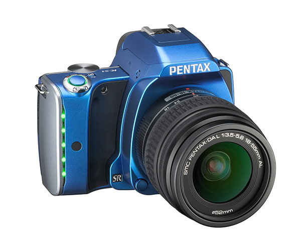 Cámara Pentax K-S1, en azul, con los LEDs del grip iluminados
