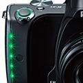 Cámara Pentax K-S1, empuñadura con LEDs iluminados, vista parcial