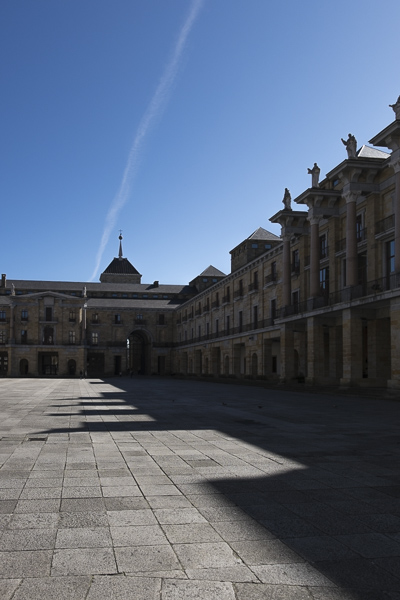 Laboral Ciudad de la Cultura, patio central, con estela de condensación