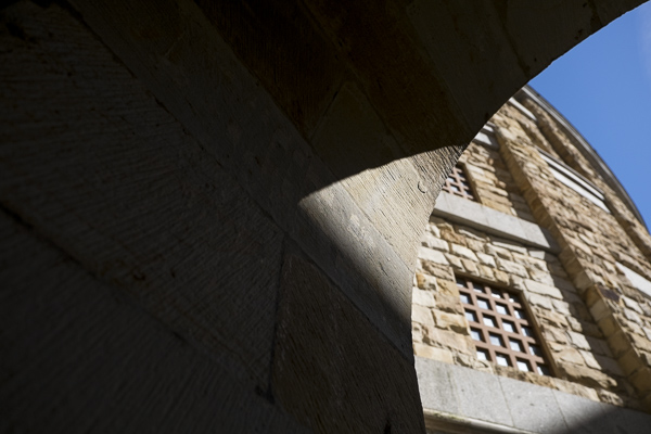 Laboral Ciudad de la Cultura, enfoque selectivo sobre un arco