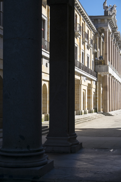 Laboral Ciudad de la Cultura, detalle arquitectónico con columnas