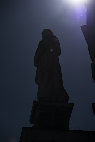 Laboral Ciudad de la Cultura, escultura en fuerte contraluz