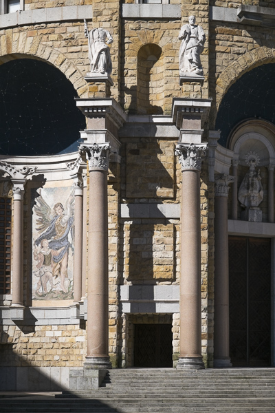 Laboral Ciudad de la Cultura, detalles de luces y sombras