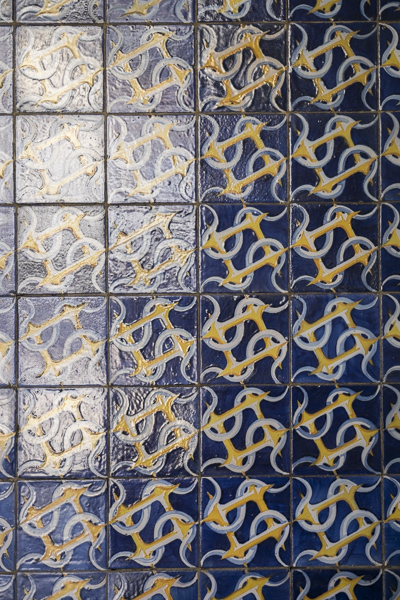 Laboral Ciudad de la Cultura, detalles de baldosines, en sombra y con brillos