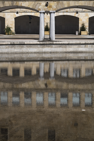 Laboral Ciudad de la Cultura, arcos columnas y reflejos sobre el agua
