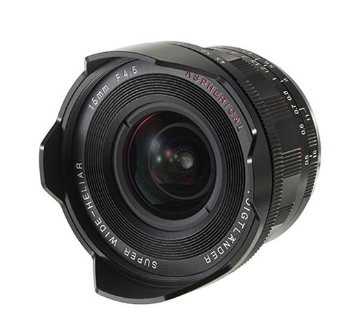 Objetivo Voigtländer Super Wide-Heliar Asph 15 mm f/4,5 II o 2014, vista fronto-lateral
