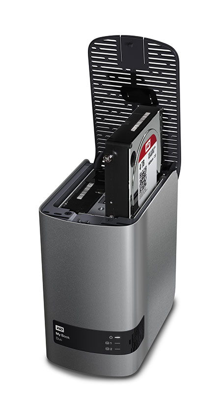 Uno de los discos duros sale de la carcasa abierta.