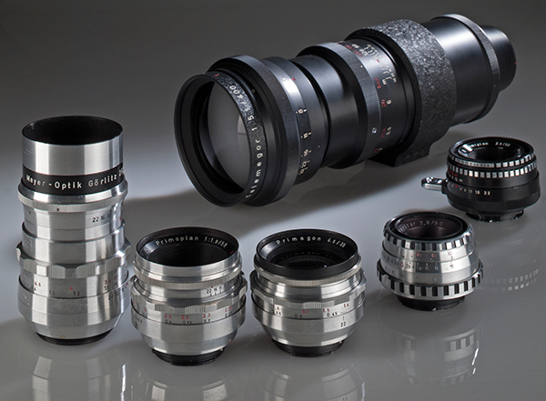 Un grupo de objetivos Meyer-Optik Görlitz en montura para Exakta, plenamente funcionales: de izquierda a derecha, Trioplan 100 mm f/2,8; Primoplan 58 mm f/1,9; Primagon 35 mm f/4,5; Meritar 50 mm f/2,9; Domiplan 50 mm f/2,8 y al fondo, Telemegor 400 mm f/5,5