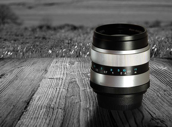 Objetivo Figmentum 35 mm f/2 sobre una vieja tabla de madera