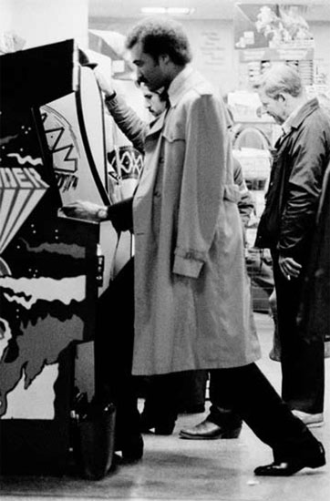 Un hombre jugando al videojuego Defender