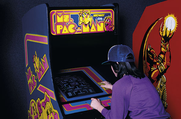 Una chica juega al Ms. Pac-Man