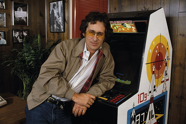 Steven Spielberg, apoyado en una máquina de juegos