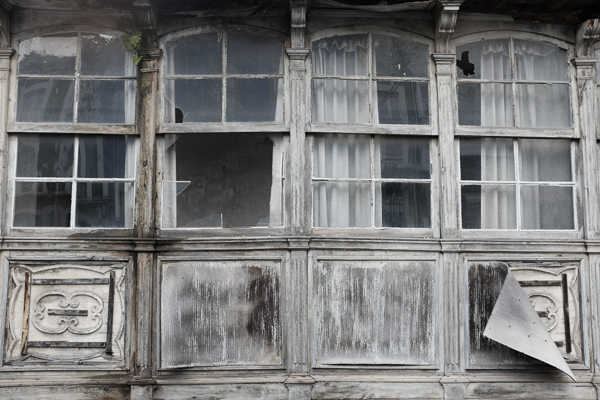 Prueba de campo Fujifilm X100T, fachada Pravia, cristales rotos,