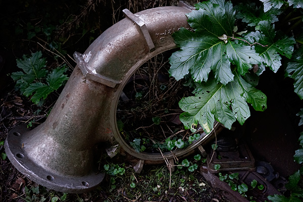 Viejo turbo de metal, entre la maleza