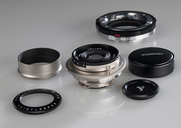 Objetivo Voigtländer Heliar 40 mm f/2,8 con el conjunto de parasoles y tapas accesorias