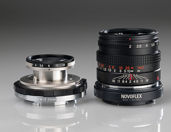 Lado a lado un objetivo de 50 mm para Leica-M junto al Voigtländer 40 mm f/2,8. de mucho menor tamaño