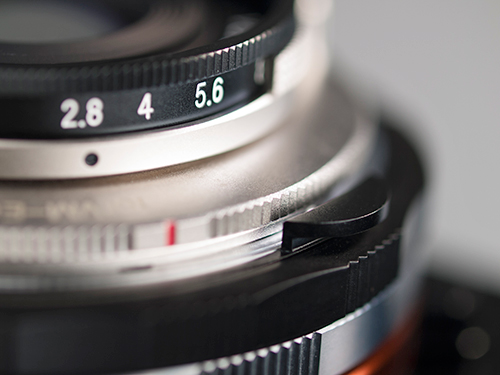 Se muestra la palanca liberadora del objetivo en el adaptador VM-E