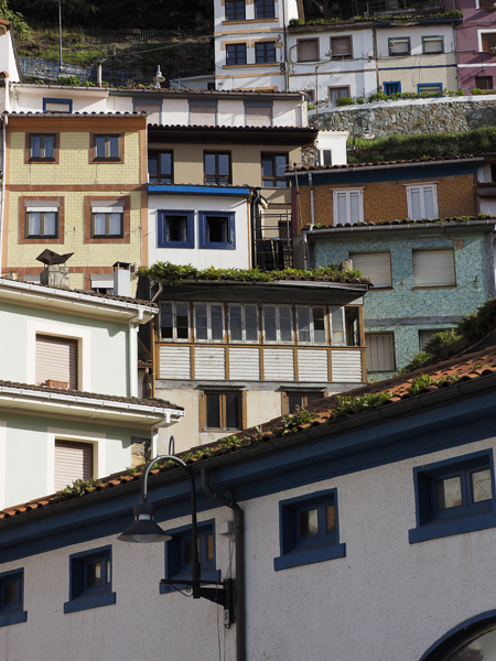 Prueba de campo Olympus M-Zuiko Digital 40-150 Pro, fachadas de colores cudillero,