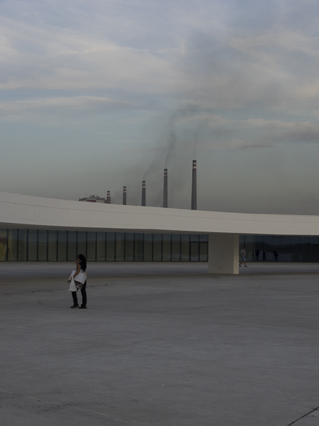 Prueba de campo Olympus M-Zuiko Digital 40-150 Pro, Centro Niemeyer, chimeneas, Avilés