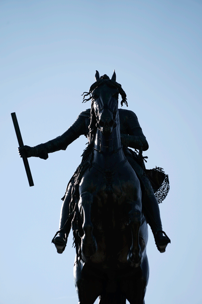 Sony 24-240 mm f/3,5-6,3, escultura ecuestre a 240 mm