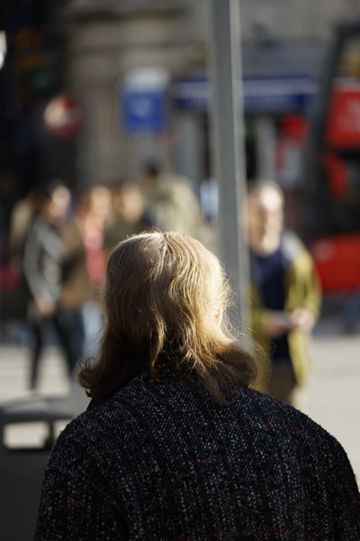 Sony 24-240 mm f/3,5-6,3, posición tele, persona de espaldas, con pelo luminoso