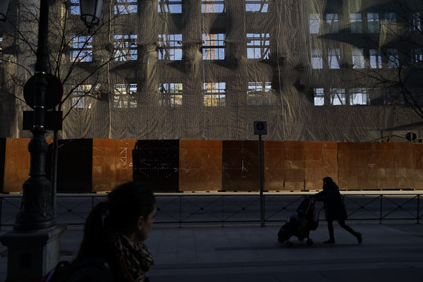 Sony 24-240 mm f/3,5-6,3, edificio en remodelación, escena urbana