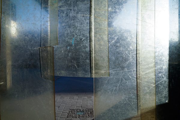 Cámara Sony A7R con objetivo Sony FE 28 mm f/2, puerta de gomas