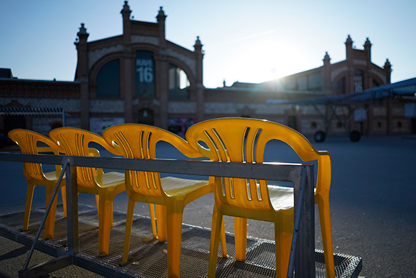 Cámara Sony A7R con objetivo Sony FE 28 mm f/2, sillas a contraluz