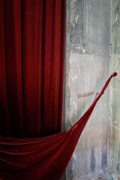 Cámara Sony A7R con objetivo Sony FE 28 mm f/2, cortina de terciopelo y pared rústica