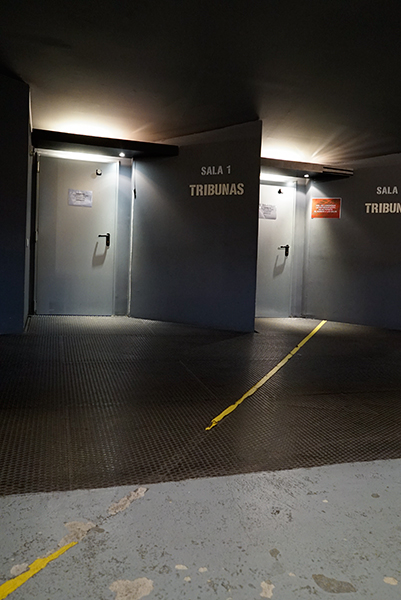 Cámara Sony A7R con objetivo Sony FE 28 mm f/2, línea amarilla y puertas a "Tribunas"