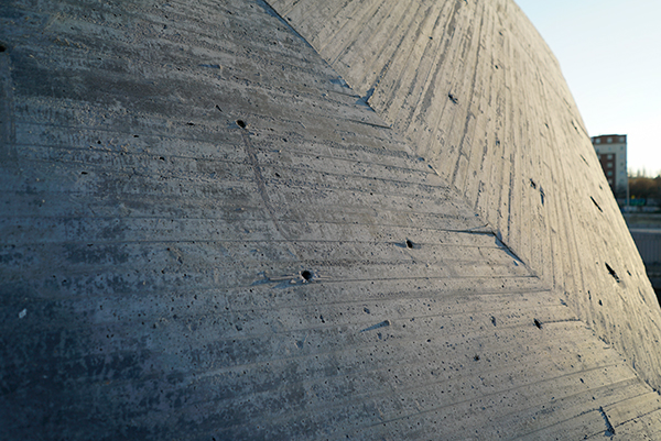 Cámara Sony A7R con objetivo Sony FE 28 mm f/2, estructura de hormigón con huellas de su encofrado