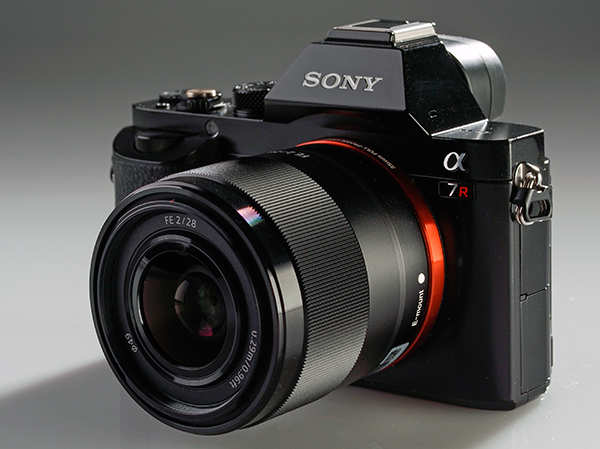 Cámara Sony A7R con objetivo Sony FE 28 mm f/2