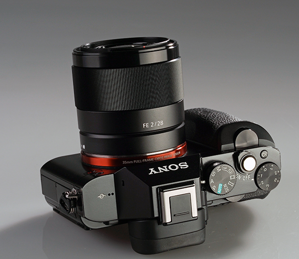 Objetivo Sony FE 28 mm f/2 montado sobre una A7R