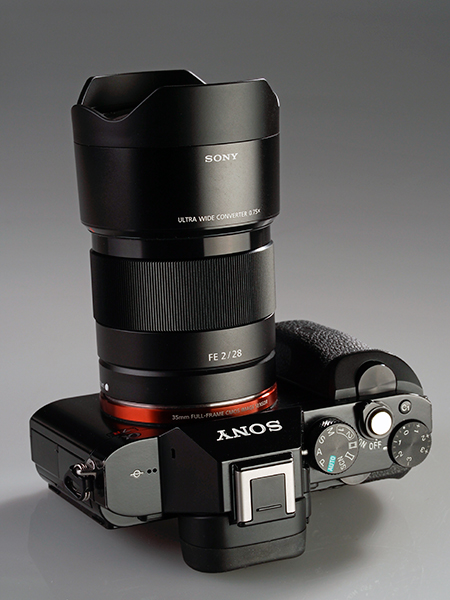 Objetivo Sony FE 28 mm f/2 montado sobre una A7R, con el convertidor a 21 mm acoplado