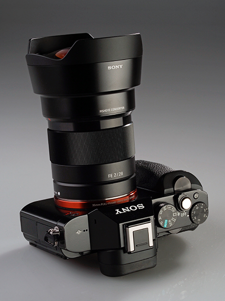 Objetivo Sony FE 28 mm f/2 montado sobre una A7R, con el convertidor a "ojo de pez" acoplado