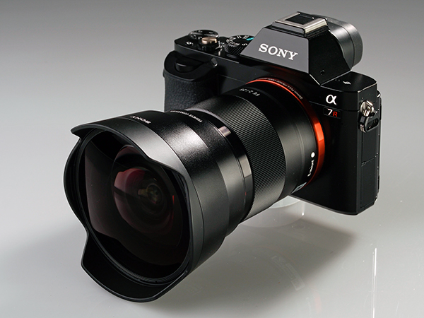 Objetivo Sony FE 28 mm f/2 montado sobre una A7R, con el convertidor a "ojo de pez" acoplado, vista horizontal