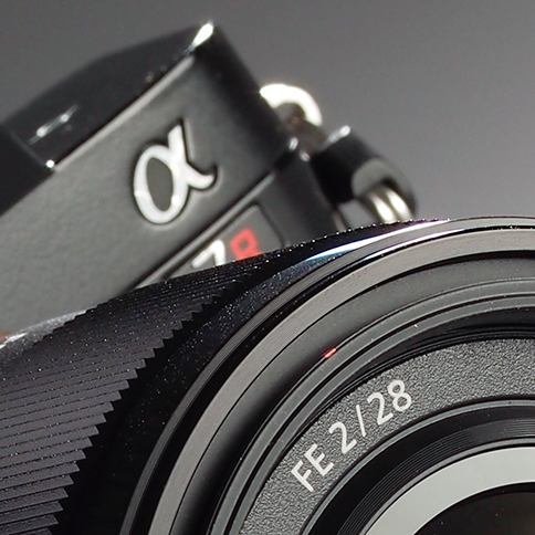Cámara Sony A7R con objetivo Sony FE 28 mm f/2, vista parcial
